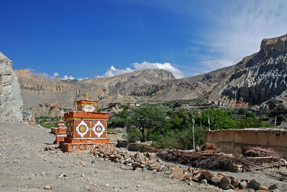 Mustang 02 06-1 Tetang Entrance Chorten